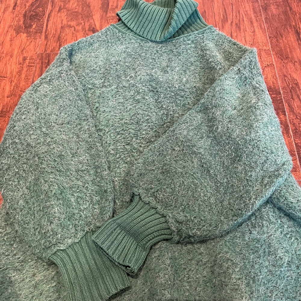 Free People Green Oversized Fuzzy Turtleneck Sweater — XS — Cozy Knit Pullover